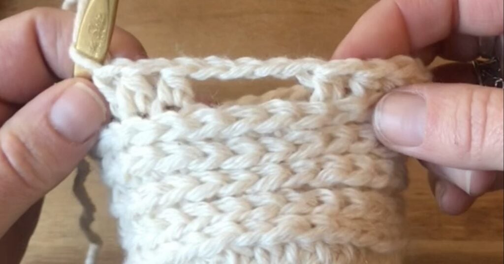 how-to-crochet-a-mitten-thumhole-opening