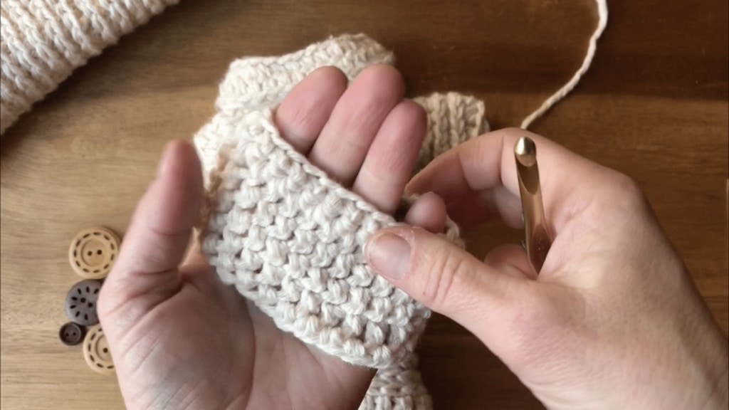 how-to-crochet-mittens-tutorial-measuring-your-hand-part3