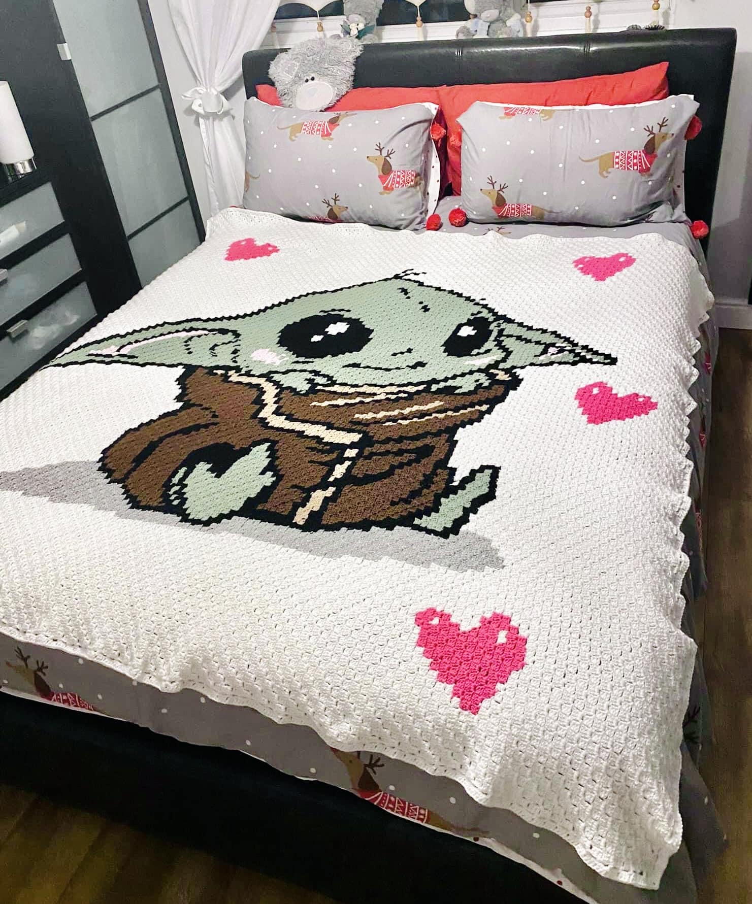 Crochet Baby Yoda Blanket Pattern by Donna Yuen