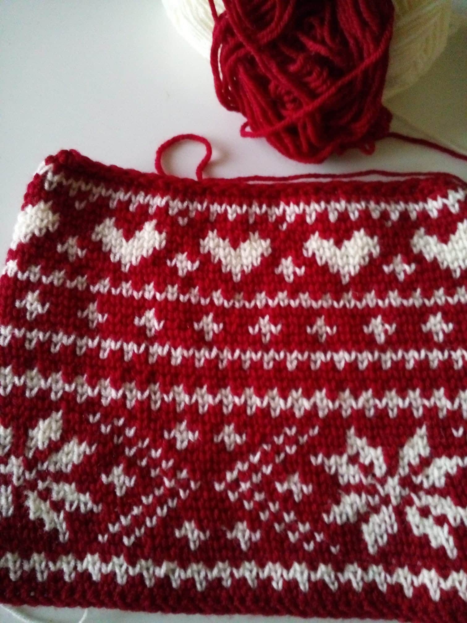 Red and white crochet fair isle beanie pattern