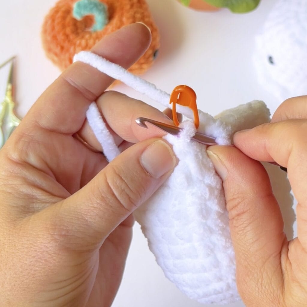 how to crochet a ghost amigurumi cute-27
